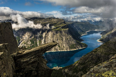 峡湾之巅，巨岩悬空瞰碧水