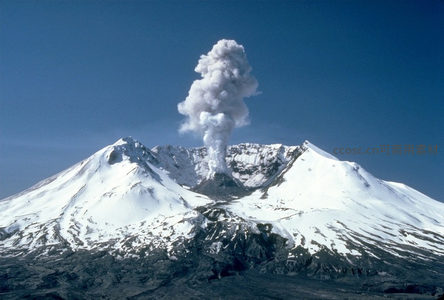 雪峰喷薄烟云，火山怒吼天地