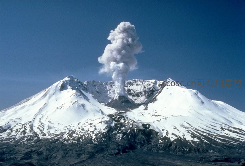 雪峰喷薄烟云，火山怒吼天地