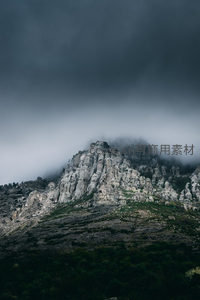 云雾缭绕奇峰，苍岩隐现幽深