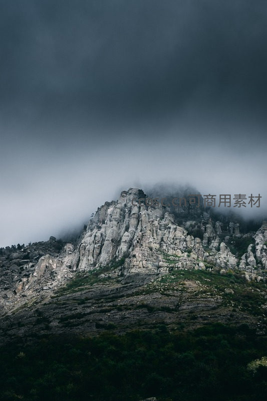 云雾缭绕奇峰，苍岩隐现幽深
