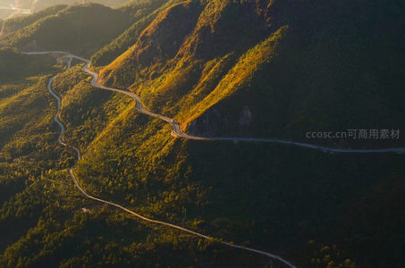 盘山公路蜿蜒，金色晨光洒满