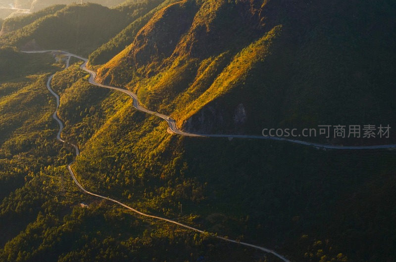 盘山公路蜿蜒，金色晨光洒满