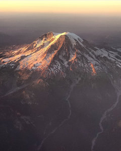 金辉披覆雪峰，云海托举圣山