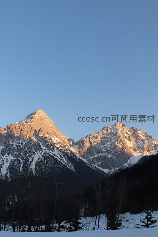 雪峰沐浴金色晨曦