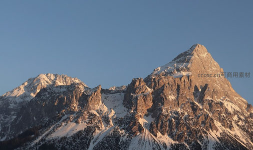 夕阳染金陡峭雪峰