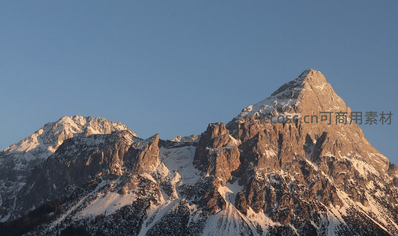 夕阳染金陡峭雪峰