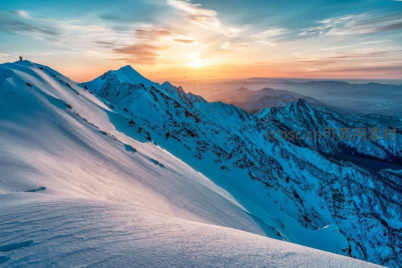 雪域之巅的登山者剪影