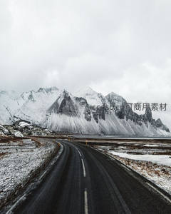 雪峰下的孤寂公路蜿蜒伸向远方