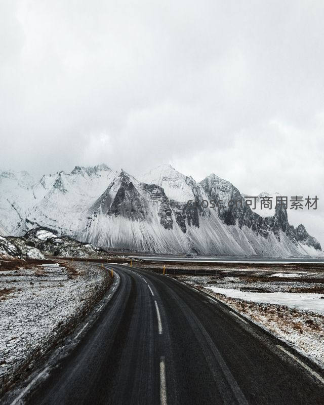 雪峰下的孤寂公路蜿蜒伸向远方