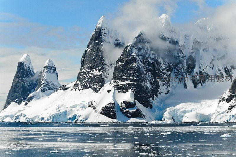 南极冰海中耸立的尖锐雪峰