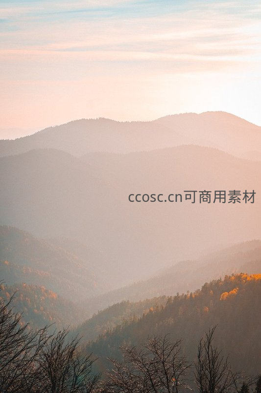晨曦薄雾中的层叠山峦