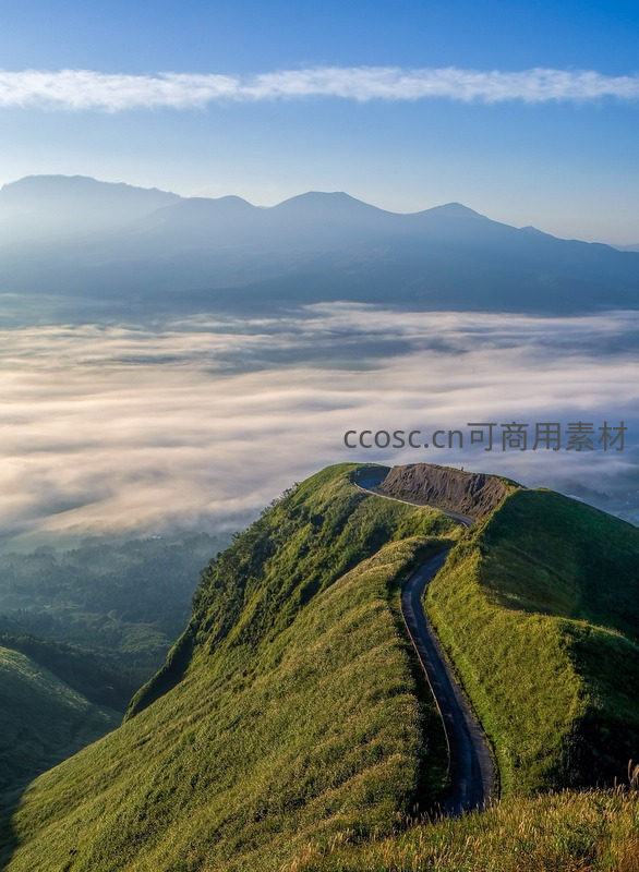 云海之上的蜿蜒山路