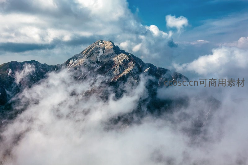 云雾缭绕的巍峨雪山