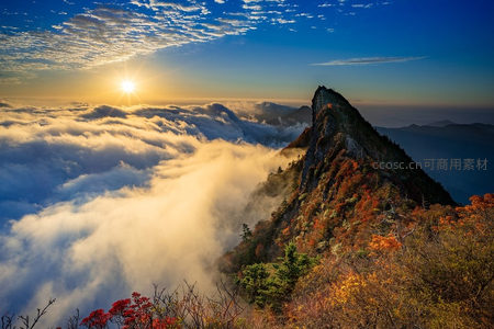 朝阳穿透云海照亮山巅