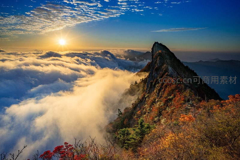 朝阳穿透云海照亮山巅