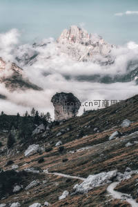 云海缭绕中的孤峰与远山
