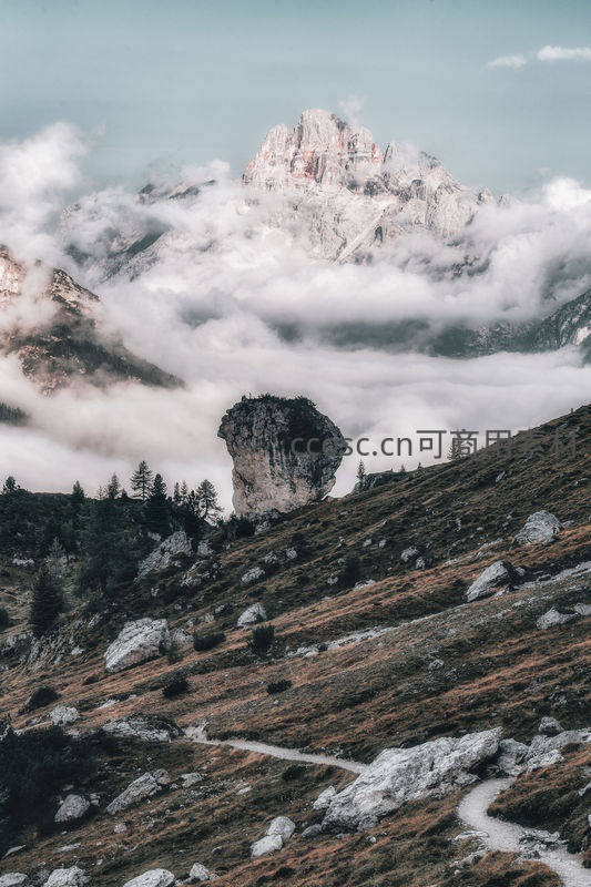 云海缭绕中的孤峰与远山