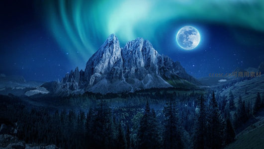 极光月夜下的冰封山峰