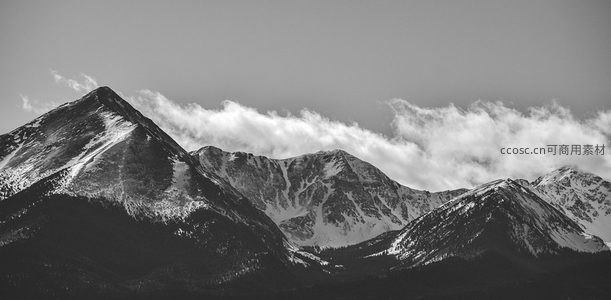黑白世界里雪山巍峨云雾缭绕