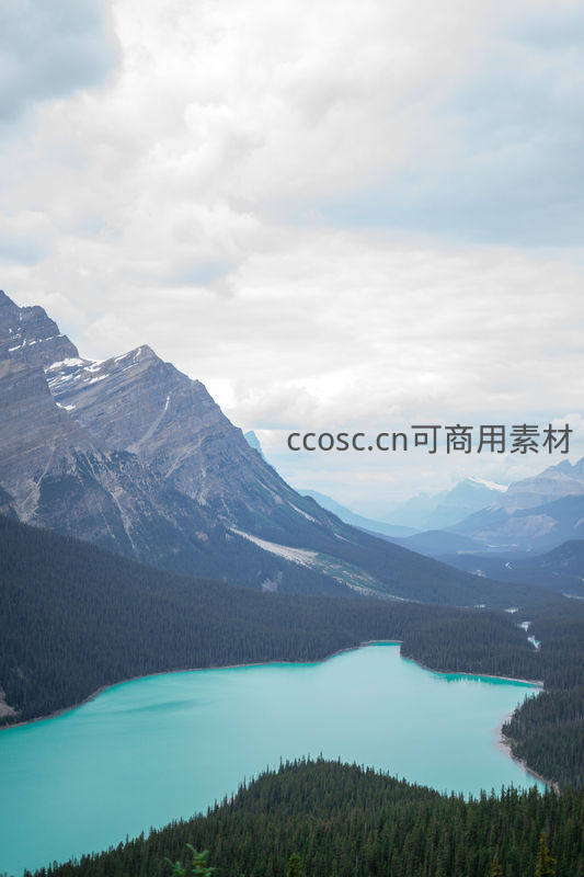 碧绿湖泊环抱雪山，森林密布山谷间如仙境