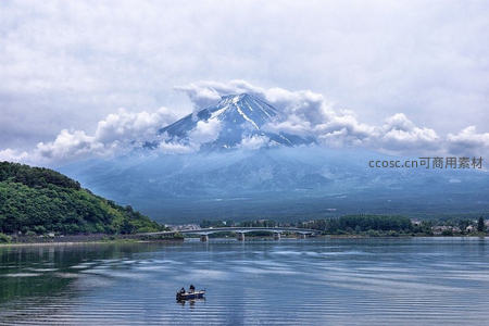 富士山云雾缭绕，湖面小舟点缀静谧山水画