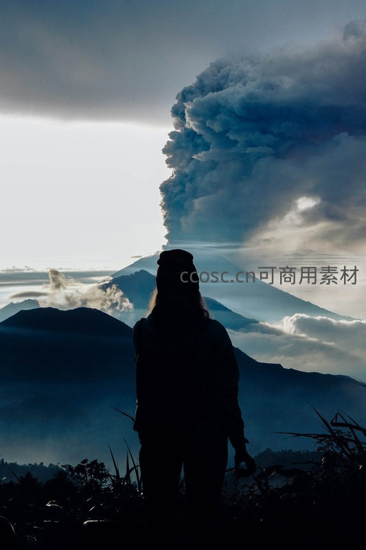 火山喷发浓烟滚滚，人影凝望震撼瞬间
