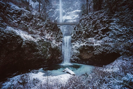 冬日雪覆瀑布，冰晶世界静谧如画