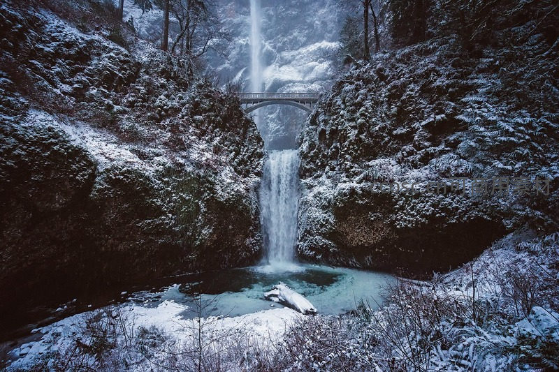 冬日雪覆瀑布，冰晶世界静谧如画