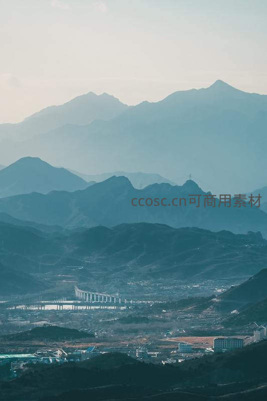 层峦叠嶂间，城市与远山共融成水墨画卷