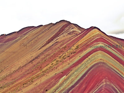 彩虹山峦层叠，大地绘就天然调色盘