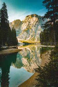高山湖泊倒映巍峨山峰如诗如画