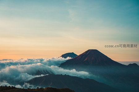 火山之巅穿破云海的日落奇观