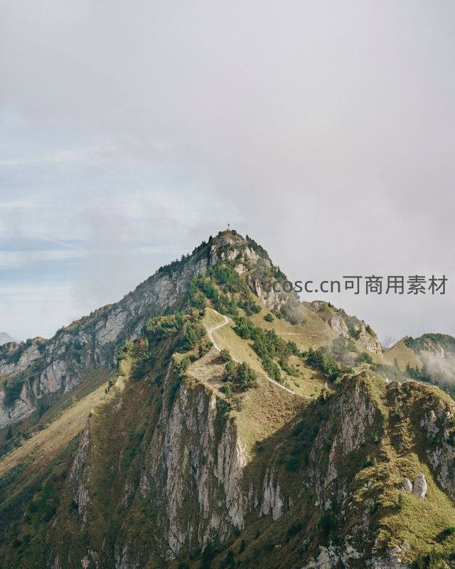 云雾缭绕山峰上的险峻小径