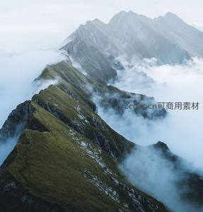 云雾缭绕峰峦，绿脊穿云如画