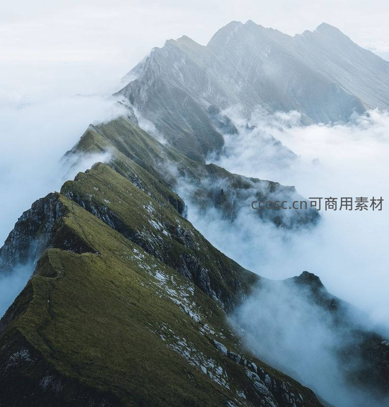 云雾缭绕峰峦，绿脊穿云如画
