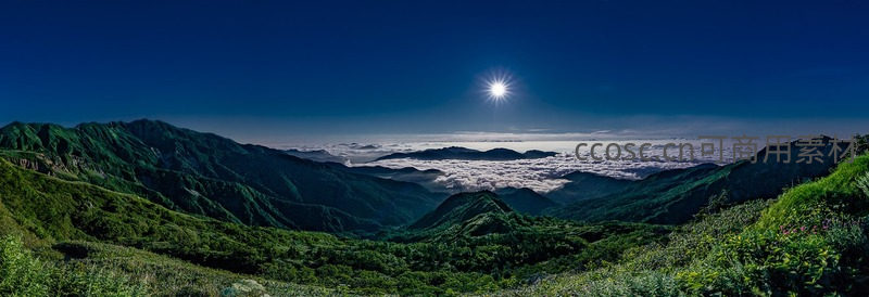 月照云海，群山静谧入夜梦
