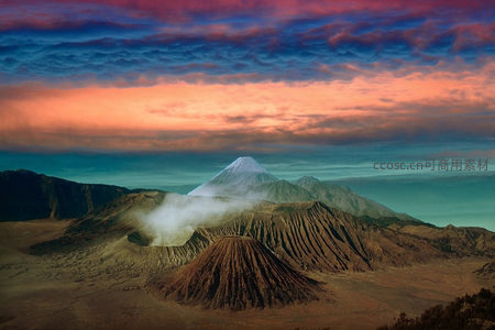 火山日出，云海缭绕山巅