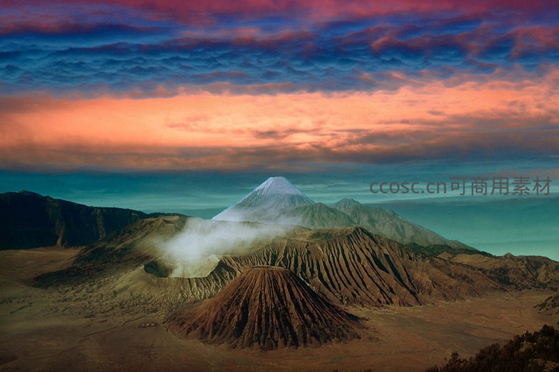 火山日出，云海缭绕山巅