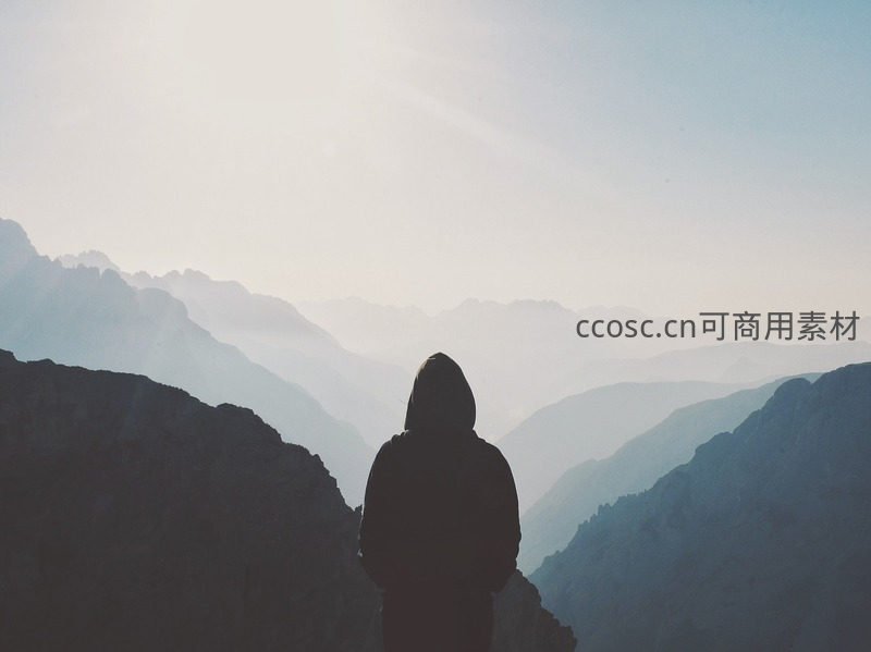 孤独身影，凝望层叠山峦