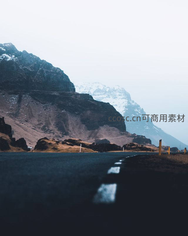 通向雪山的孤独公路