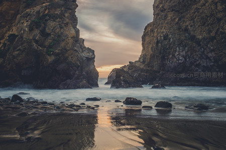 夕阳穿峡，海浪轻抚沙滩