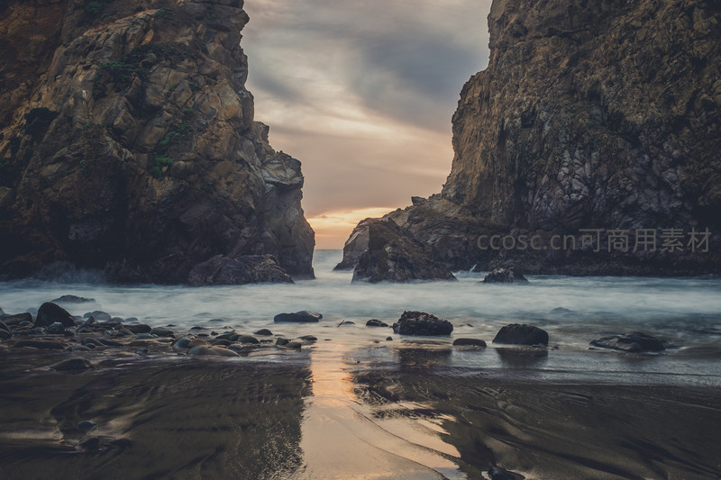 夕阳穿峡，海浪轻抚沙滩