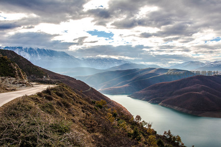 蜿蜒山路旁，湖光山色尽收眼底