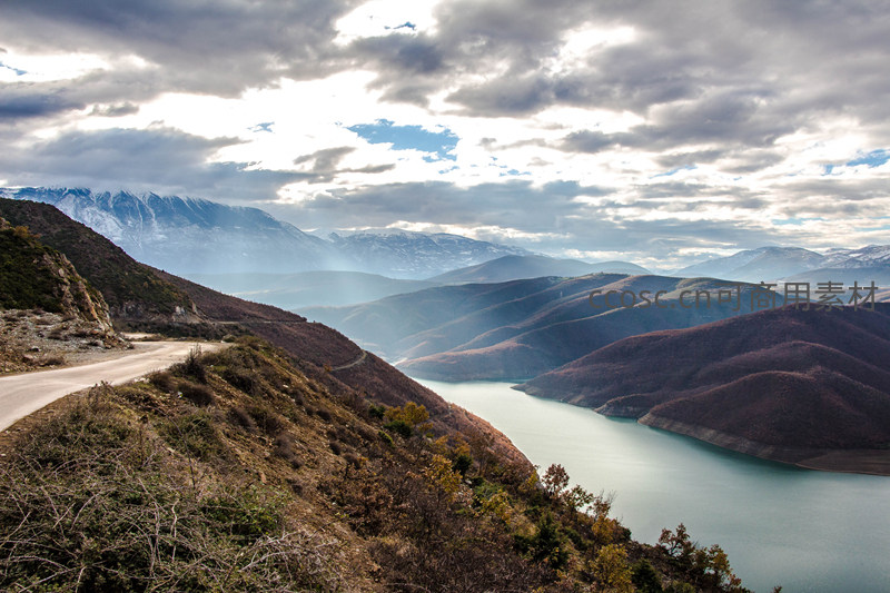 蜿蜒山路旁，湖光山色尽收眼底
