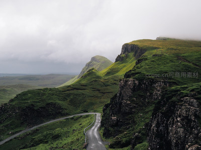 蜿蜒山路穿行翠绿山峦云雾间