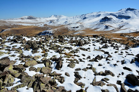 雪覆荒原远山连绵晴空万里