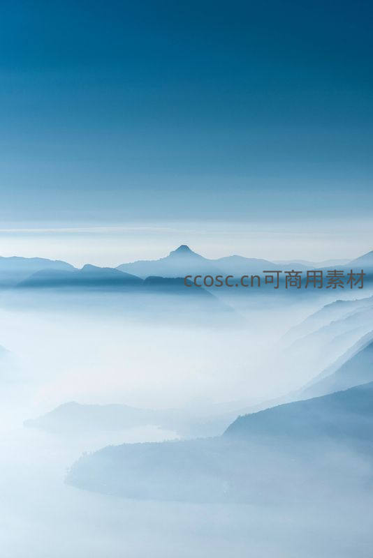 云海缭绕山峦叠嶂如仙境