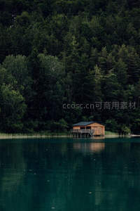 湖畔木屋隐于森林倒影中
