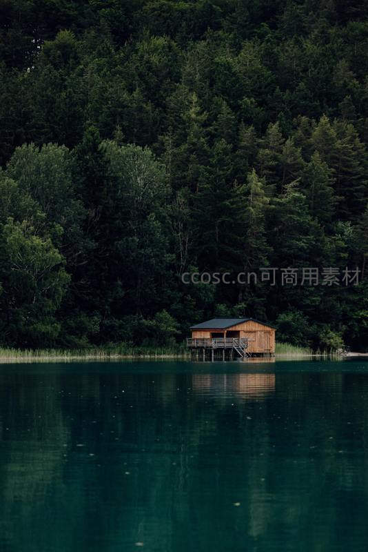 湖畔木屋隐于森林倒影中